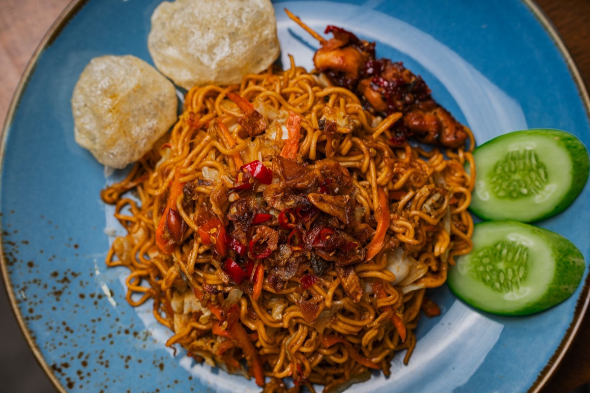 Una ciotola di noodles indonesiani Mie Goreng