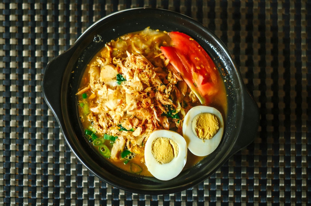 Indonesische mie goreng instant noedels in een beker