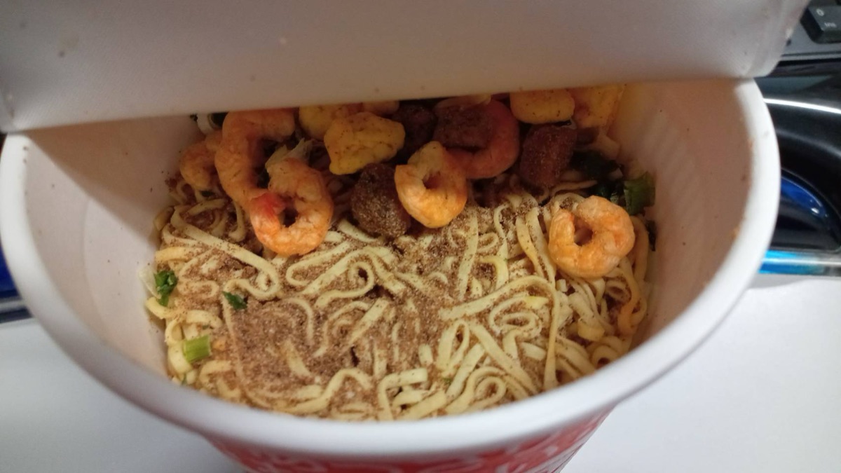 Copos de macarrão instantâneo em uma prateleira.