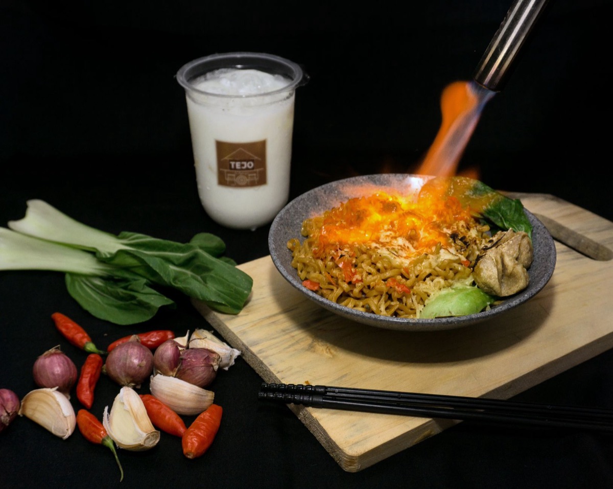 印尼即食炒麵與甜醬油組合