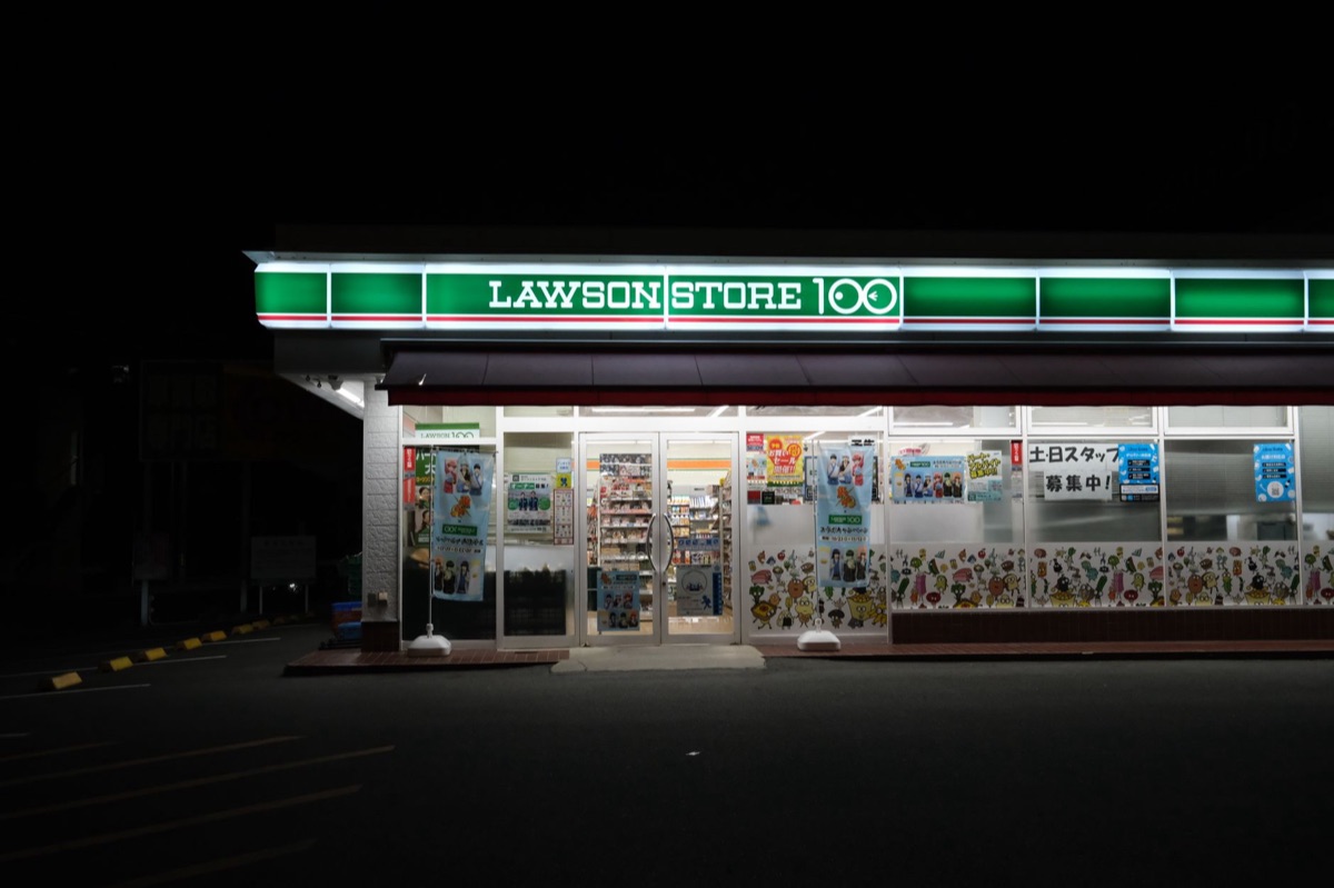 Regale mit Instant-Ramen in einem japanischen Convenience Store