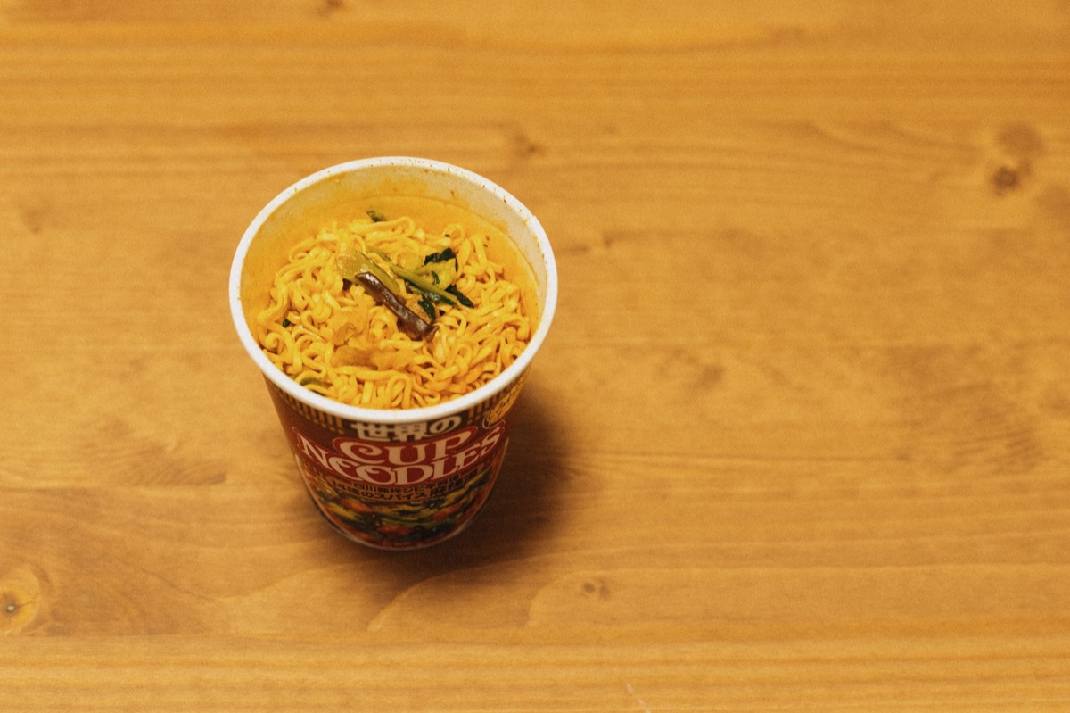 Varietà di diversi gusti di cup noodles giapponesi