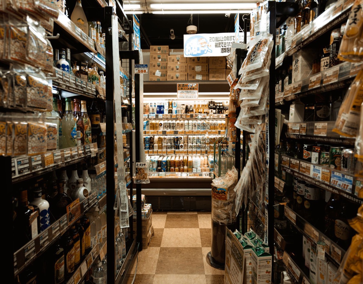 Japanse instant ramen producten in een supermarkt