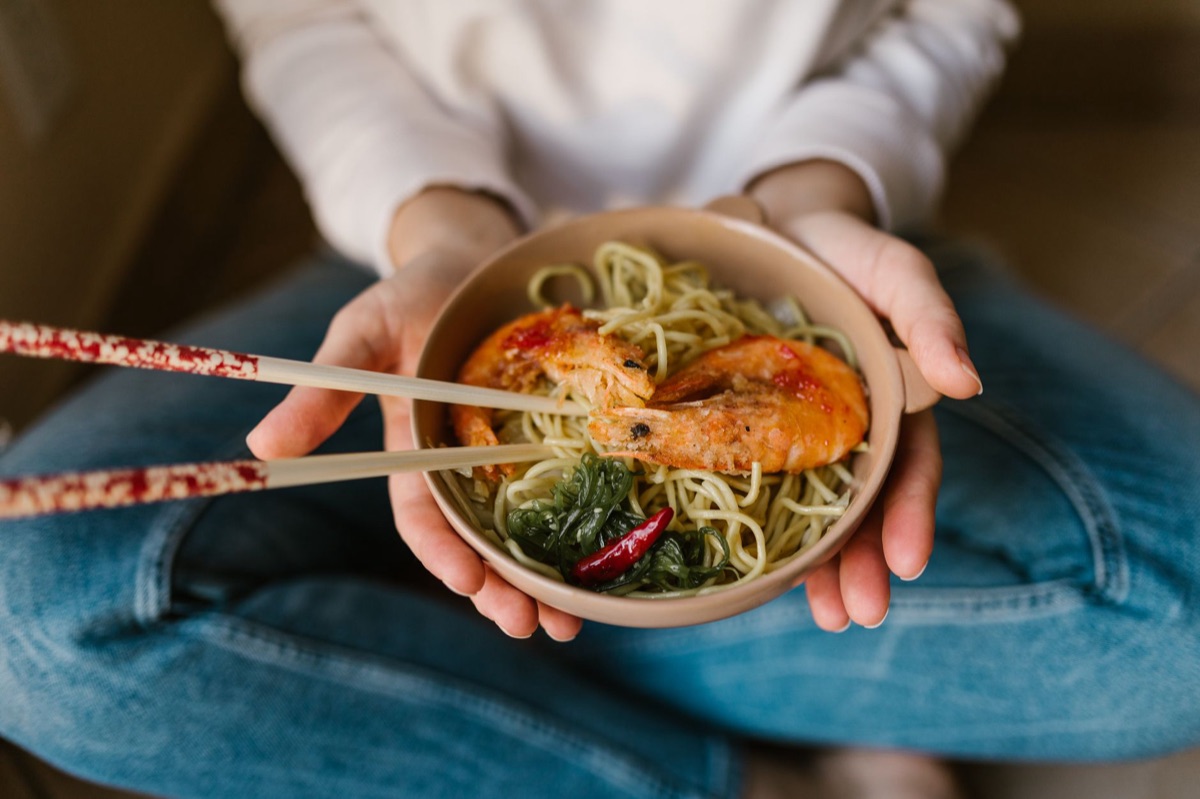 Diferentes sabores de lámen como frutos do mar e curry