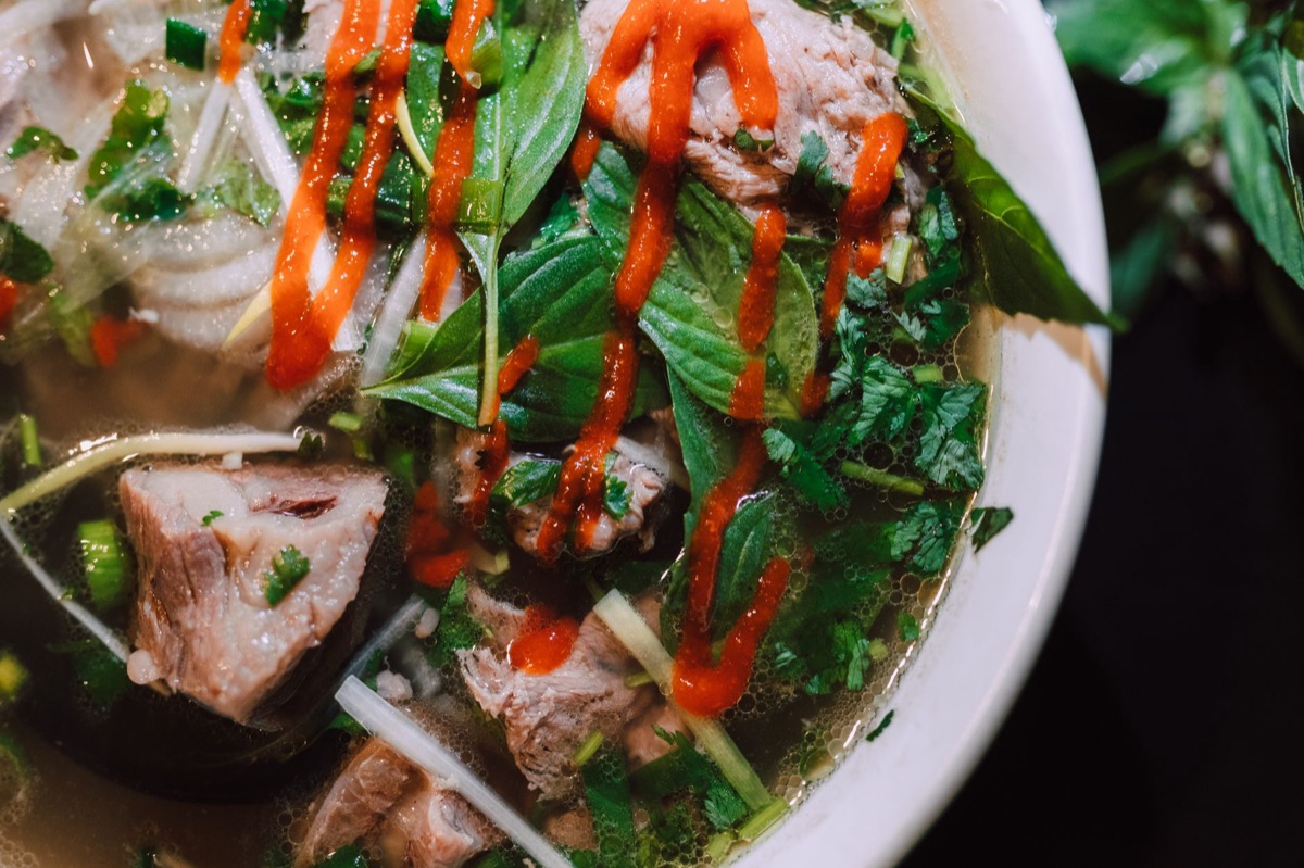 Vietnamesische Pho-Style Instantnudeln mit Kräutern