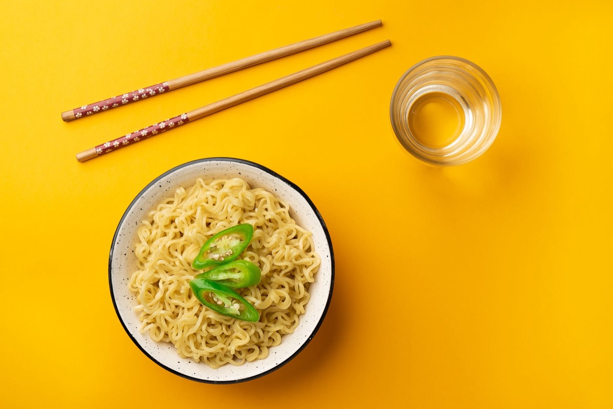 Scharfe asiatische Instantnudeln mit Chiliöl