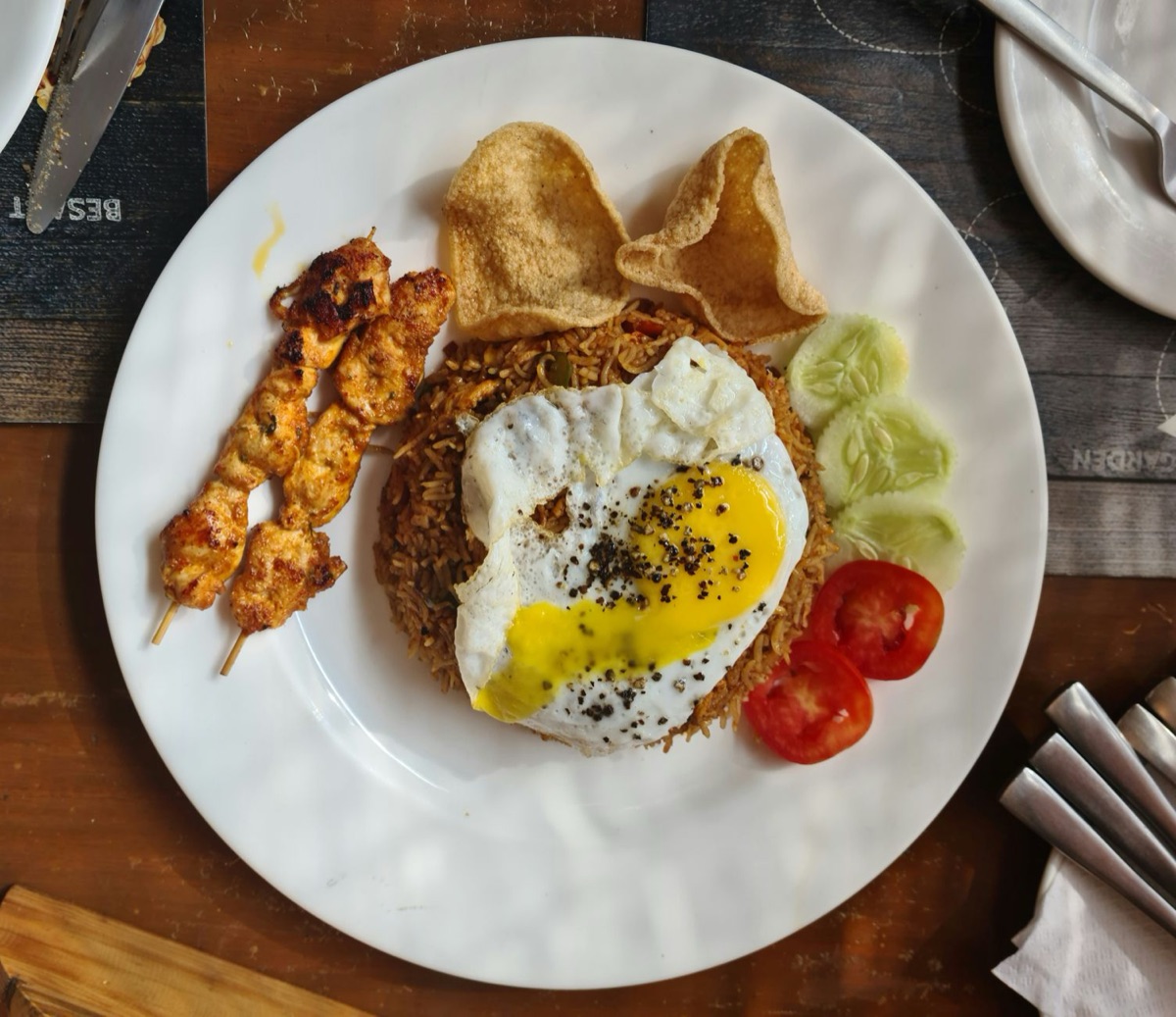 Fideos instantáneos estilo mie goreng indonesio con huevo frito.