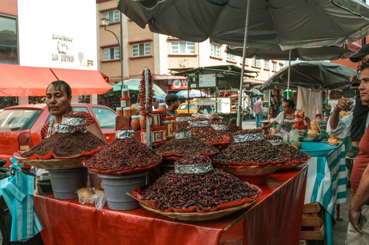 Épices séchées, piments rouges et nouilles pour une cuisine asiatique.