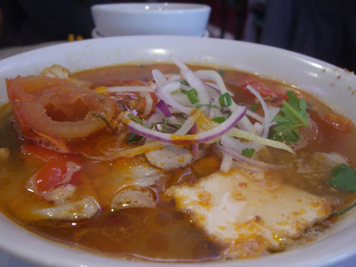 Een kom Vietnamese Pho met rijstnoedels en rundvlees.