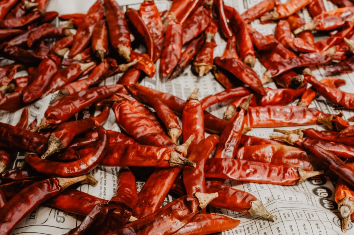 Getrocknete rote Chilischoten auf einem Holztisch.