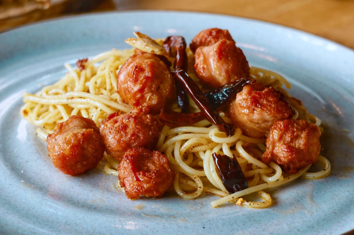 Fideos de ramen con chiles rojos picantes