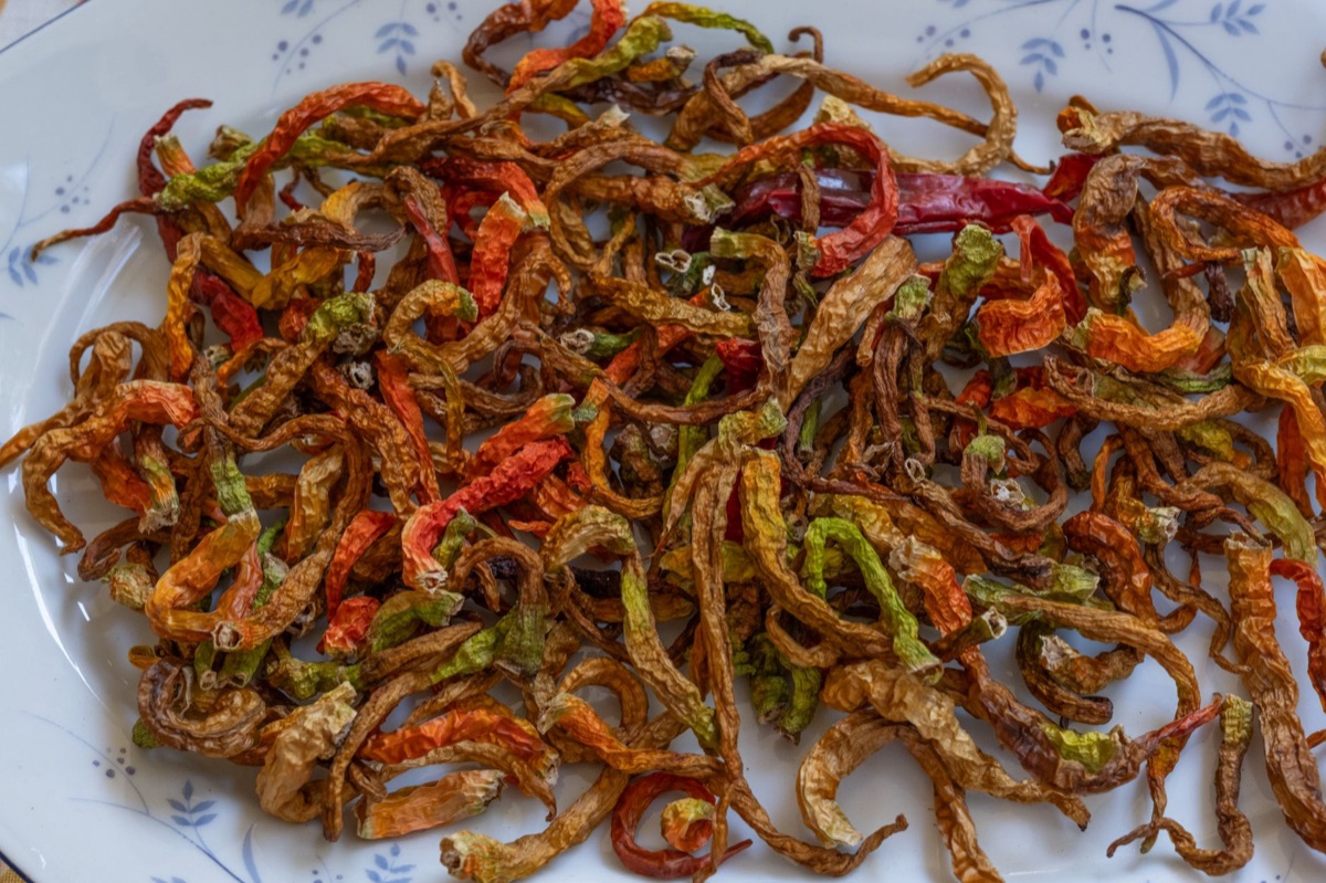 Gros plan sur du piment rouge séché et de l'huile pimentée pour ramen.