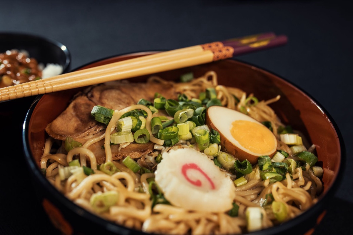 箸で持ち上げられた熱々のラーメン