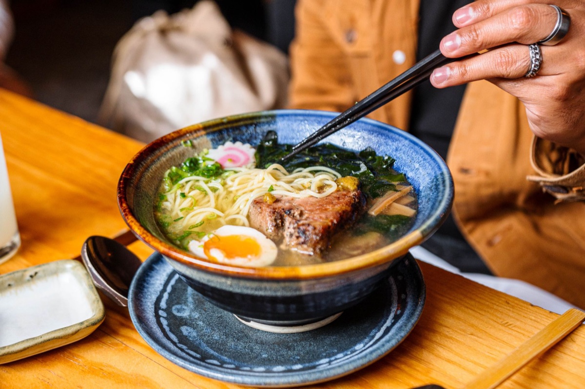 Zuppa di ramen calda e fumante