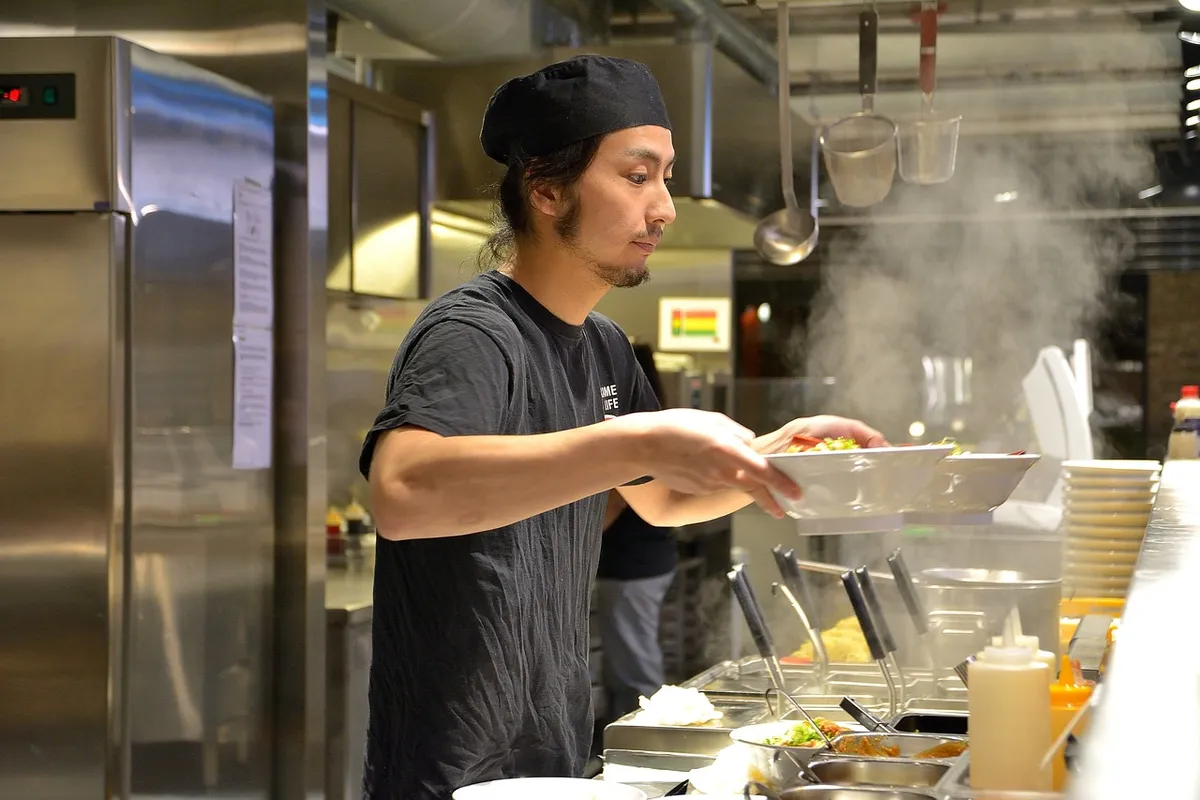 chef, serving, ramen, food, enjoy, tasty, noodles, presentation, plate, cook, eat, meal, japan, gourmet, oslo, norway, restaurant, healthy, dinner, brown presen