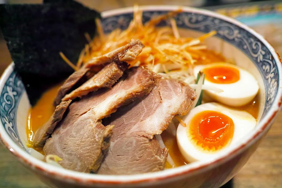 ラーメン、日本料理、調理、味噌ラーメン、豚ラーメン、ソフトボイル卵、食品、料理、食事、グルメ、夕食、夕食、レストラン、中国料理、焼豚、j