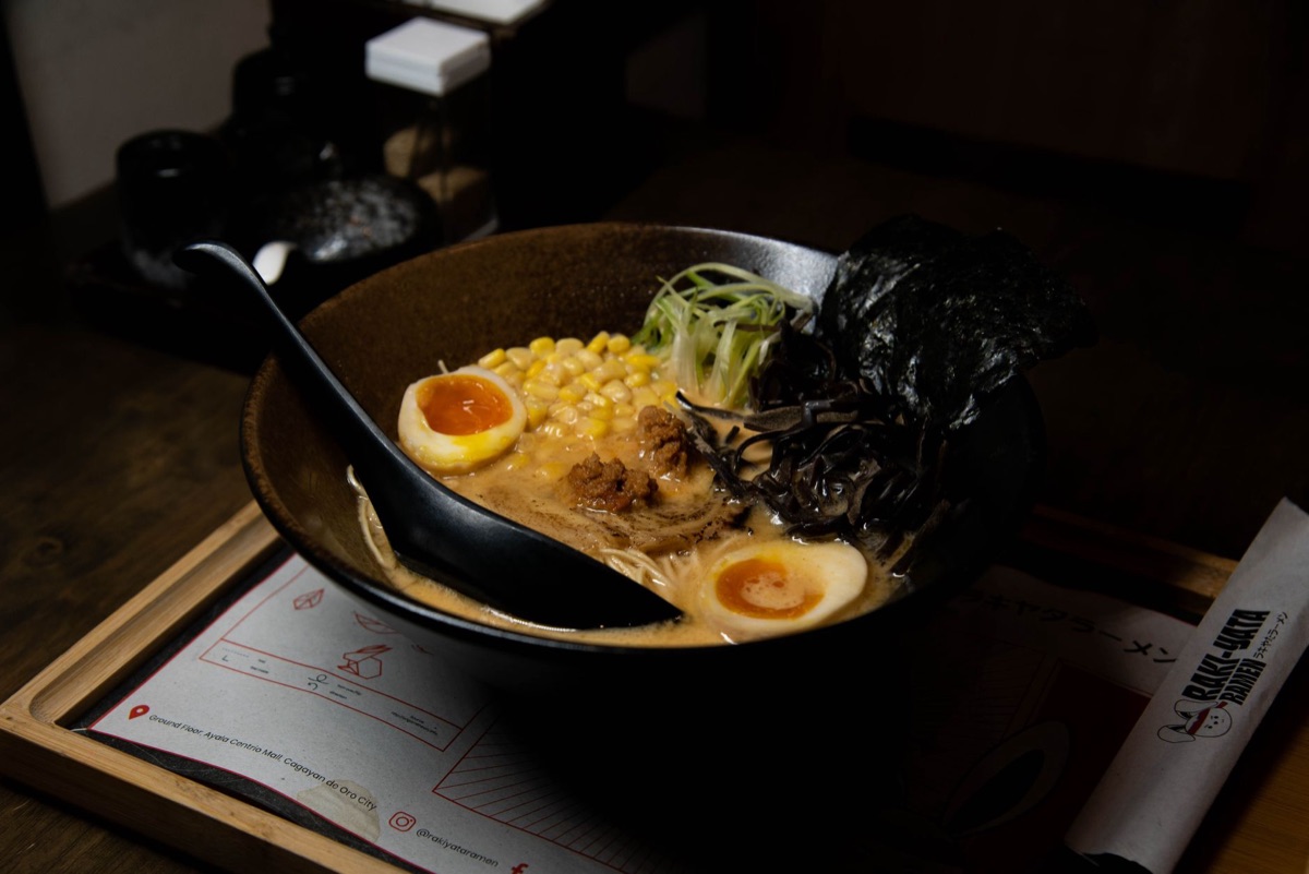 Scharfe rote Ramen-Suppe mit Nudeln