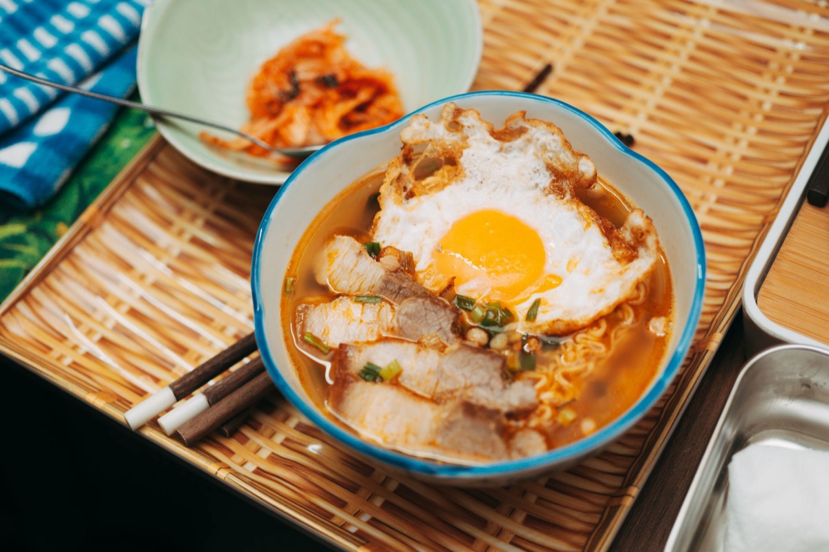 Bol de ramen coréen épicé rouge