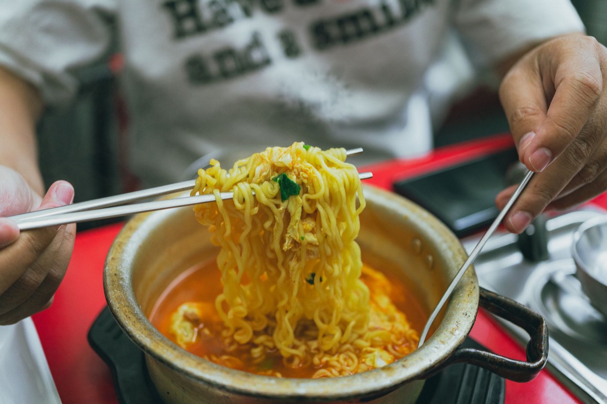 濃厚な赤いスープと麺が入った辛い韓国ラーメン