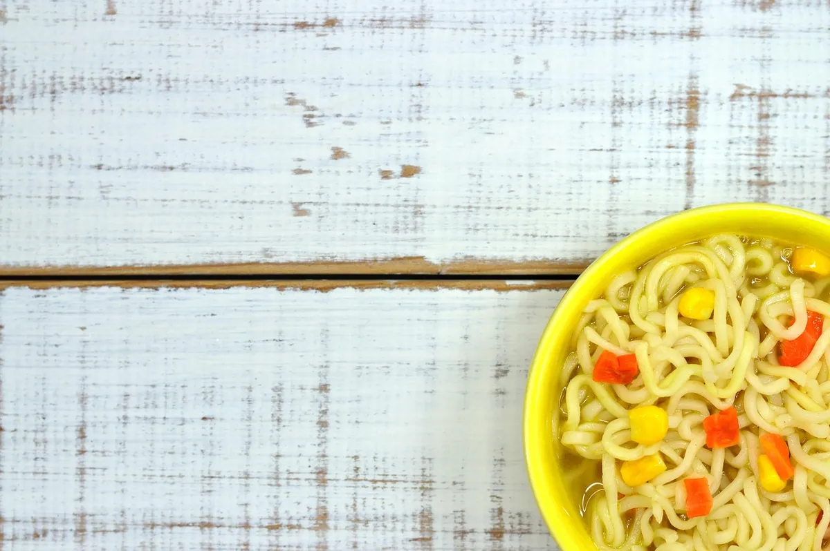 スープ、うどん、インスタント、テーブル、野菜、玉ねぎ、キャロット、皿、黄色、加工された、ファストフード、ラメン、調理室、中国、野菜、人工的な、スープ、味、食事