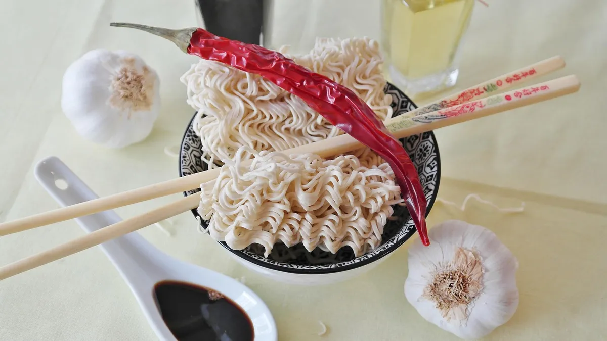 うどん、インスタントうどん、インスタント、ラメン、アジア、アジア、食品、夕食を楽しむ、皿、専門家、料理人、厨房、夕食、美味しい、プレゼンテーション、メインディッシュ、楽しむ、大豆