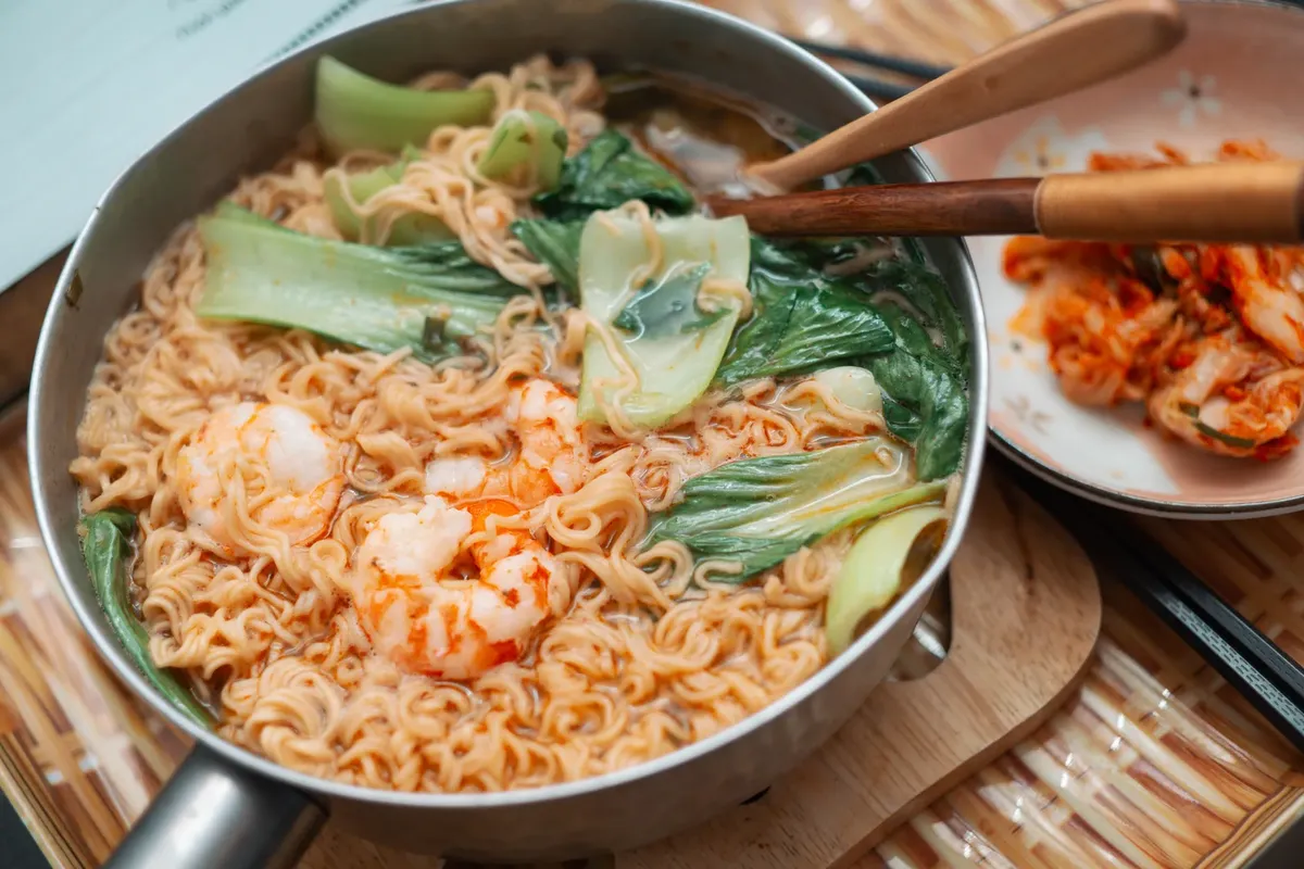 口をそそぐえびうどんに新鮮なボクチオイ、スパイシーなチリが添えられている。完璧なアジアのコンフォートフード