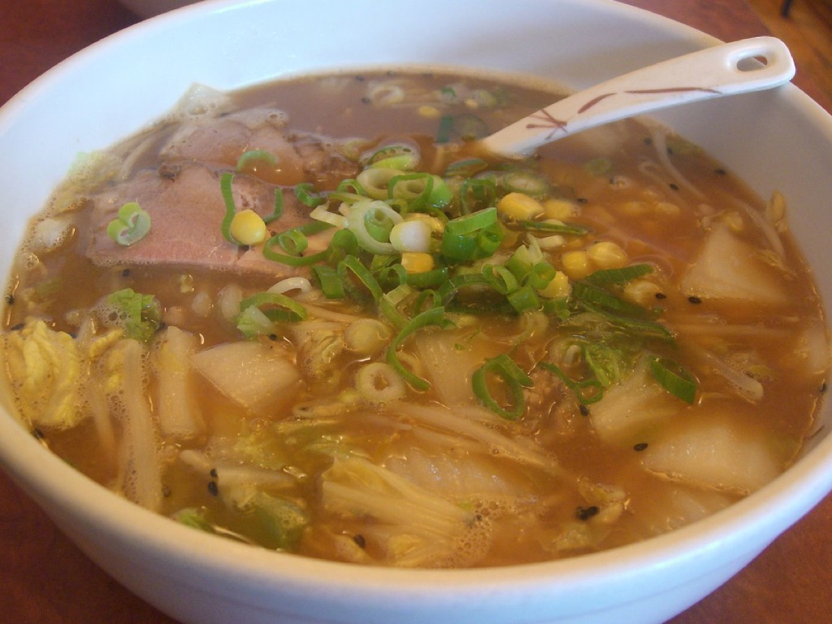 sopa de ramen con noodles y cerdo