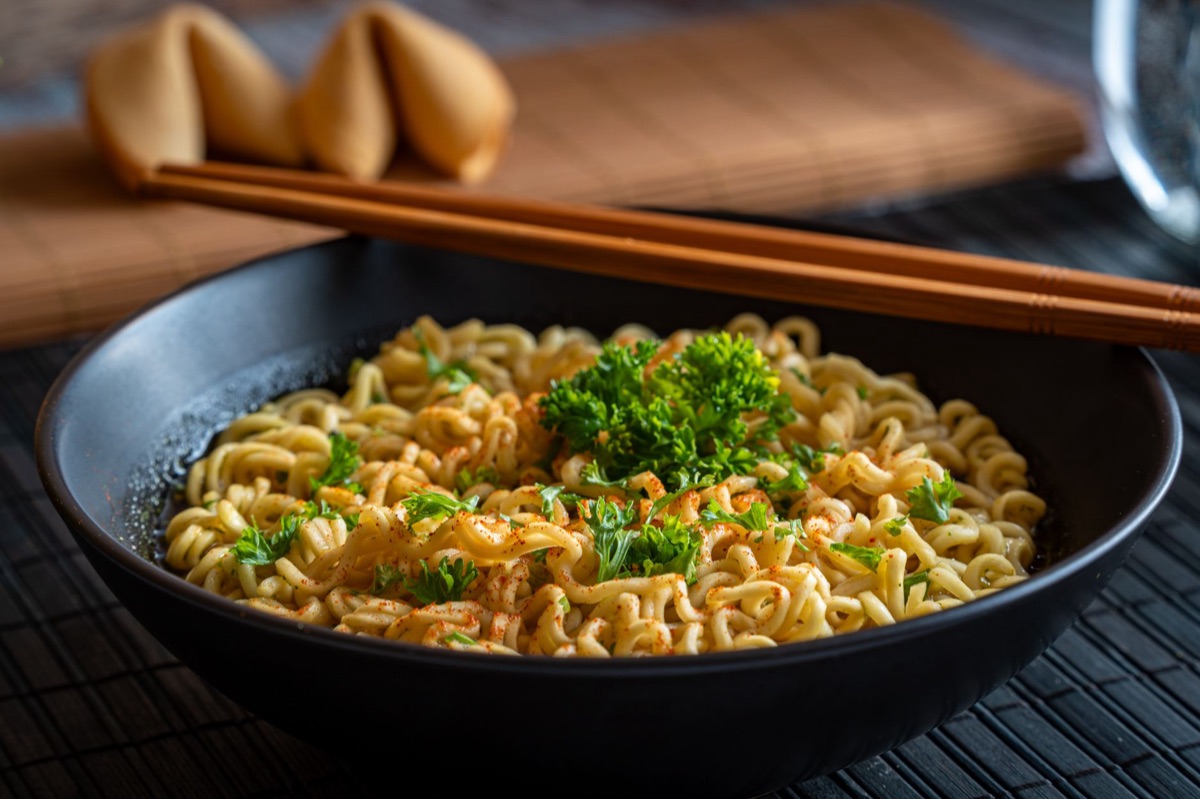 Un bol de ramen avec des chopsticks