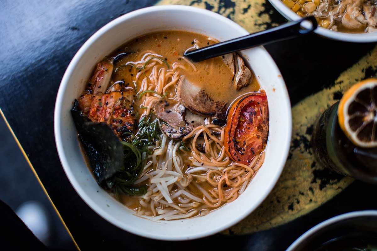 O balcão de uma lanchonete de ramen com pratos e ingredientes
