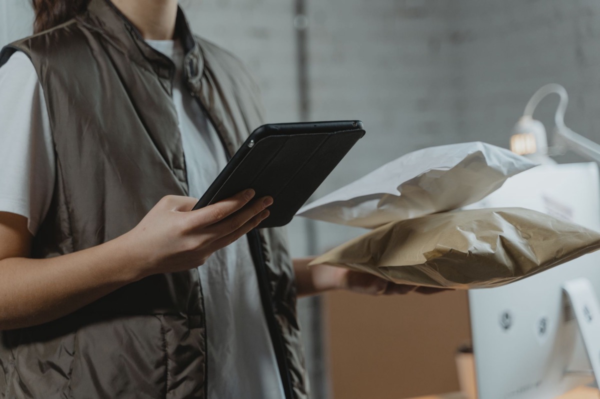 customer reviewing ramen product online