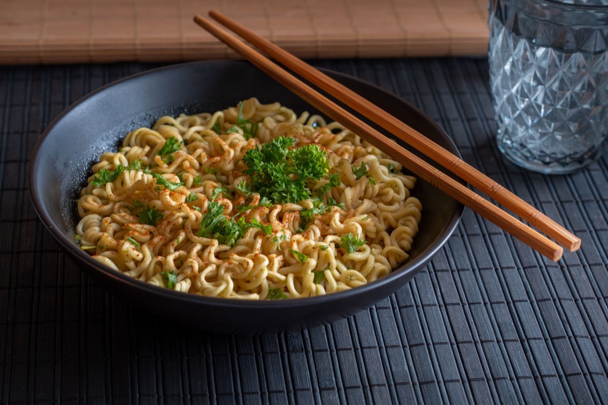sopa de ramen com chopsticks