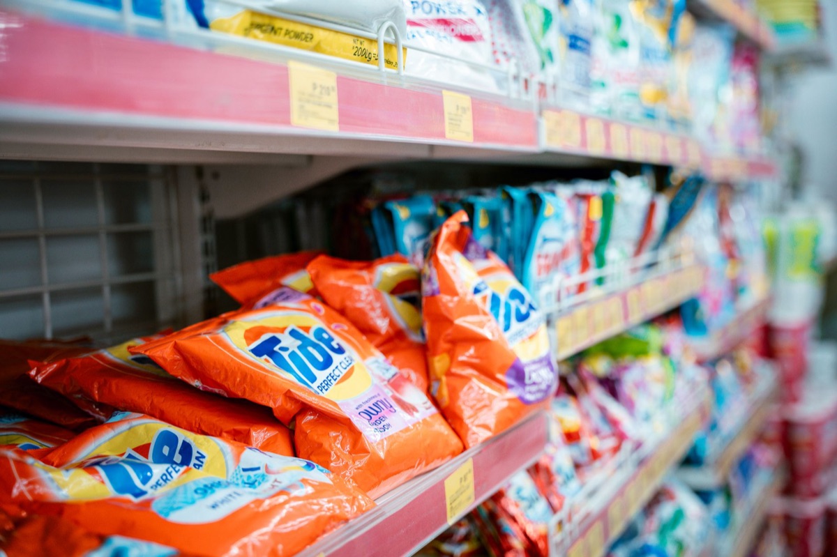 produto de ramen em prateleira de shopping