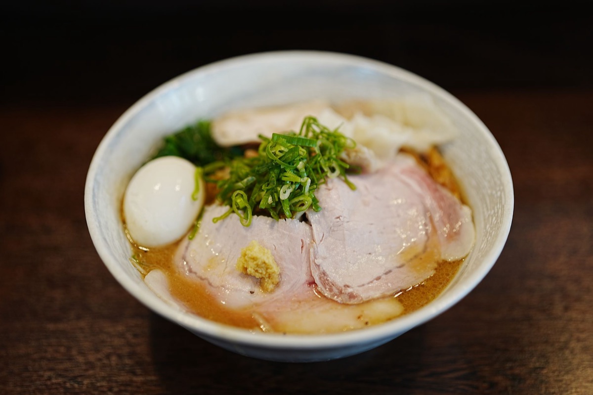 sopa de macarrão japonês com cebola verde e óleo de pimenta