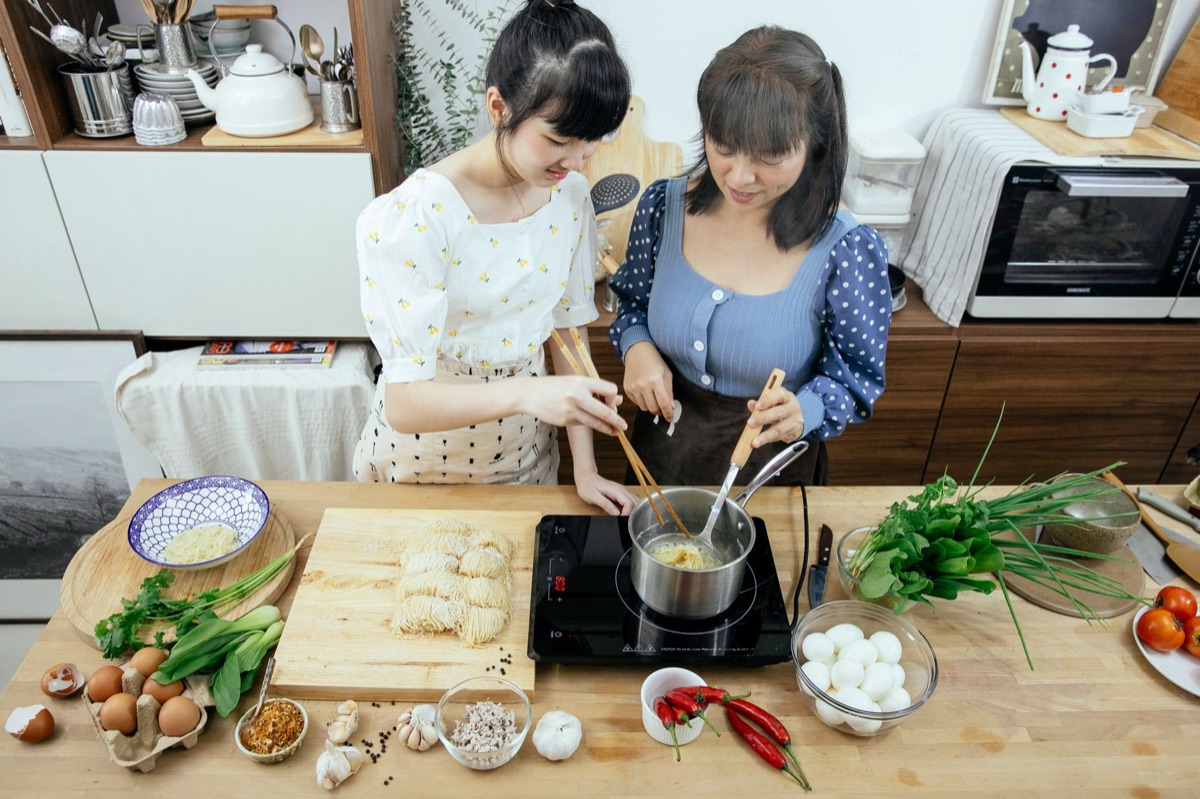 Ingredientes tradicionales para hacer fideos taiwaneses en una cocina tradicional