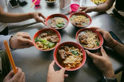 語言與飲食文化深度對比：如何品味在地麵食的靈魂